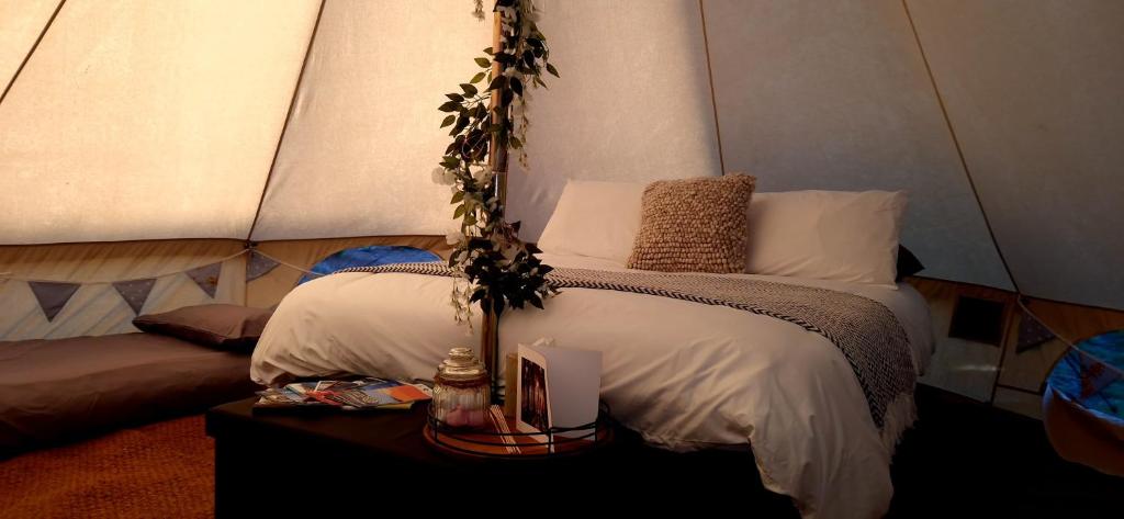 um quarto com uma cama e uma mesa com uma mesa de sidx em Pop up Pembrokeshire em Pembroke