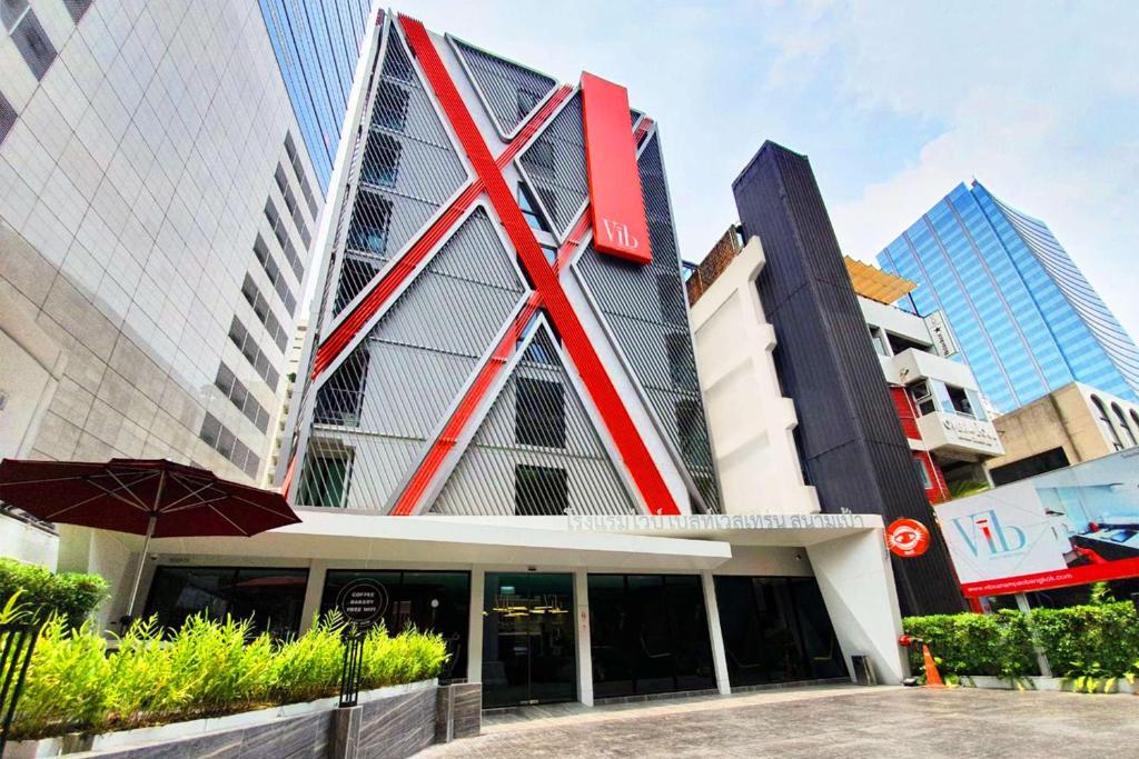 un edificio con una cruz roja en la parte delantera en Vib Best Western Sanam Pao, en Bangkok