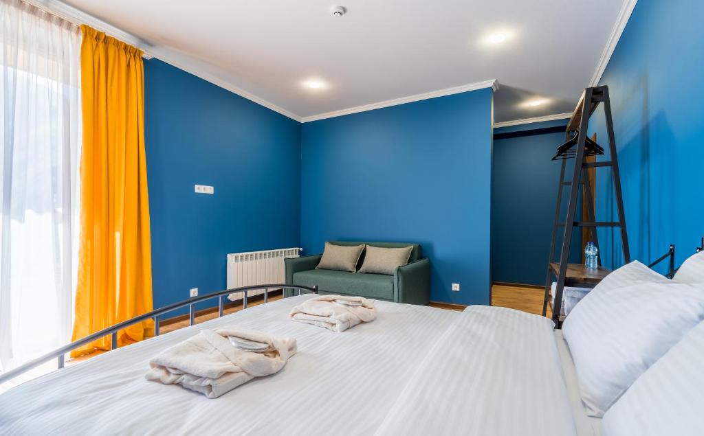 Rúm í herbergi á Hotel Darchi Kazbegi