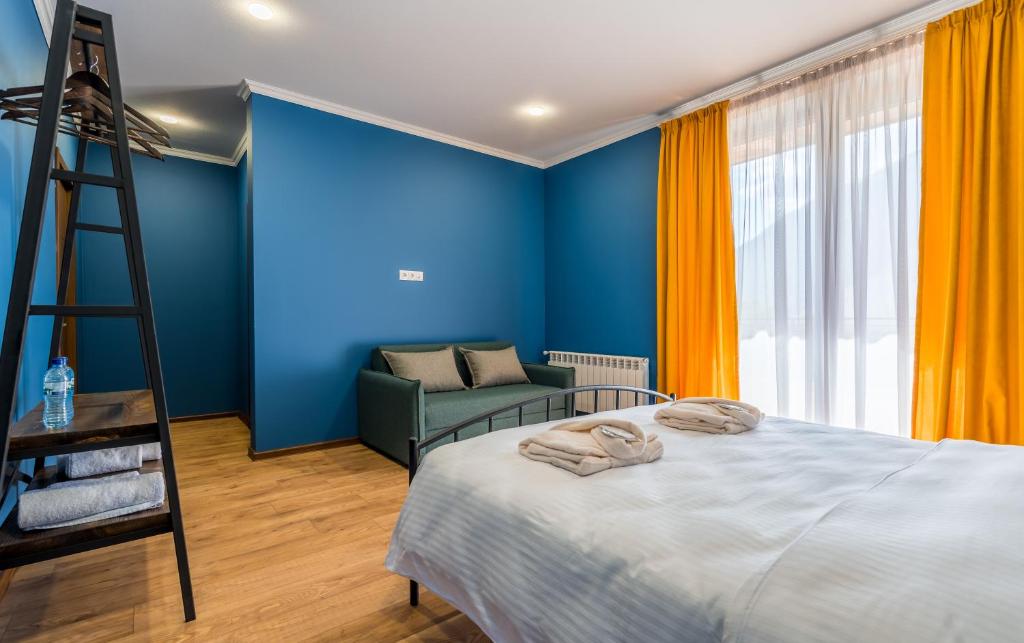 Rúm í herbergi á Hotel Darchi Kazbegi