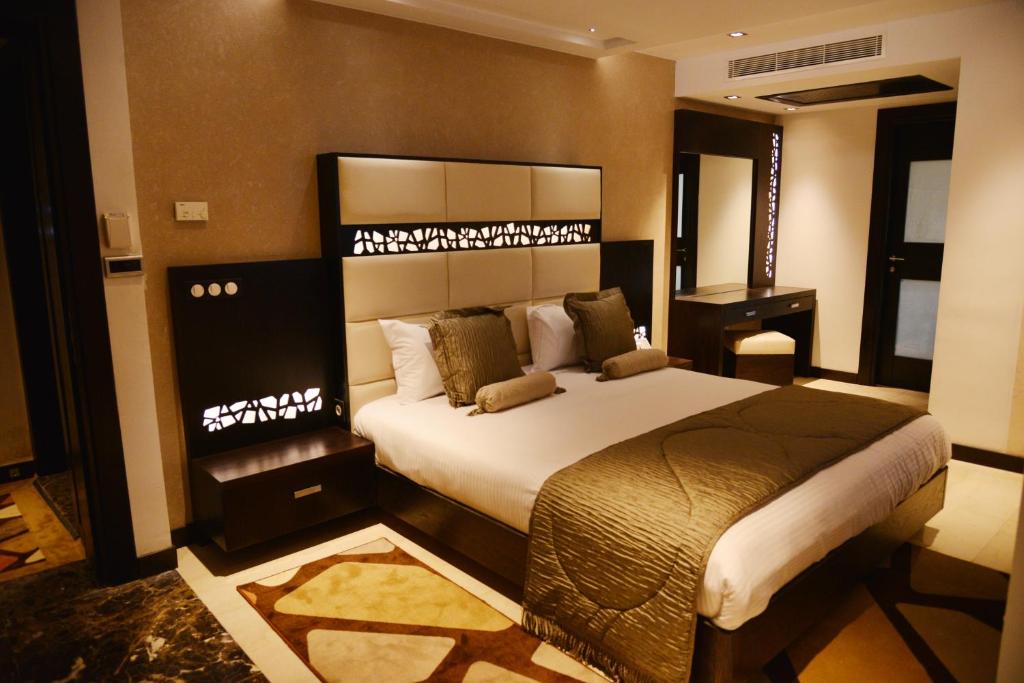 Un pat sau paturi într-o cameră la Samarons Hotels