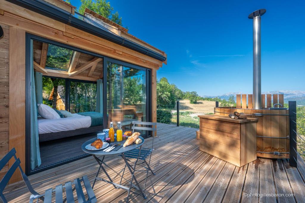 Balkón nebo terasa v ubytování Les chalets d'Éléna