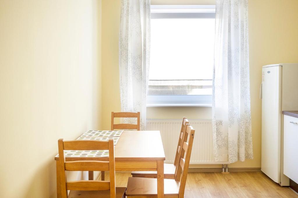 stół i krzesła w kuchni z oknem w obiekcie Willa Na Nehringa w Poznaniu