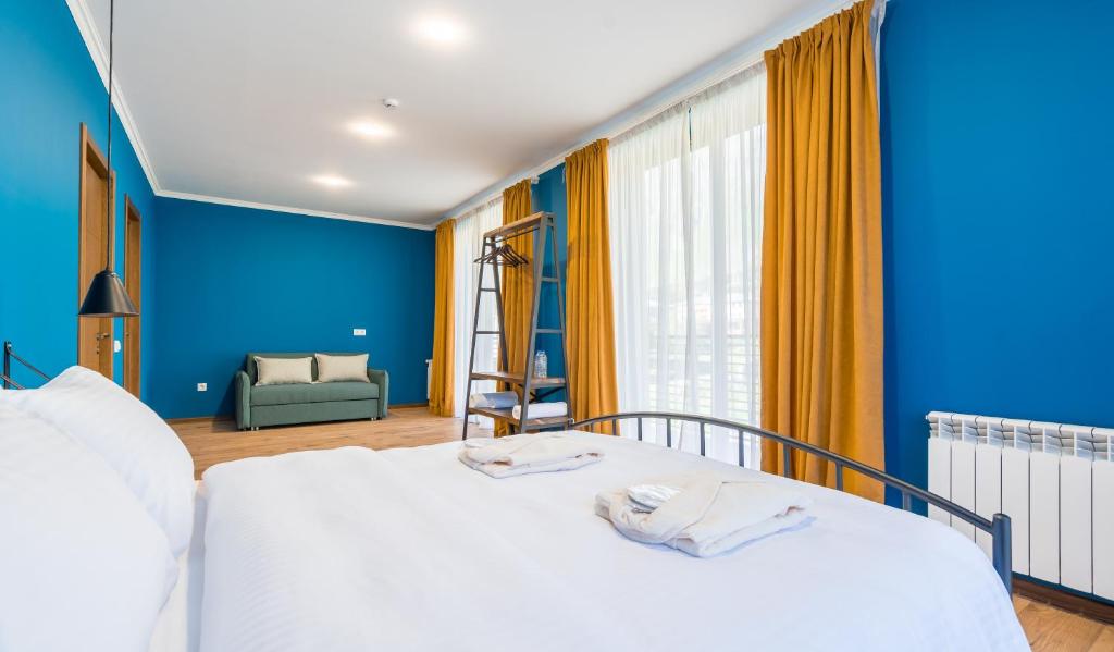 Rúm í herbergi á Hotel Darchi Kazbegi