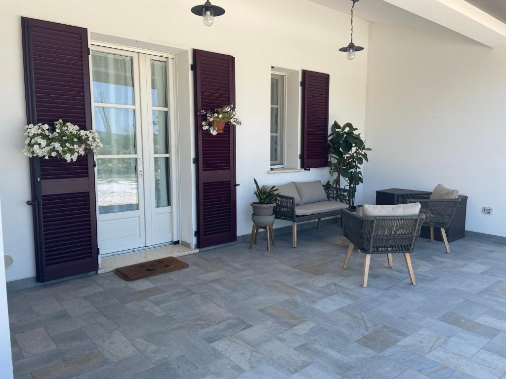 patio con mesa, sillas y puerta en Casa Vacanze Alle Campore en Terni