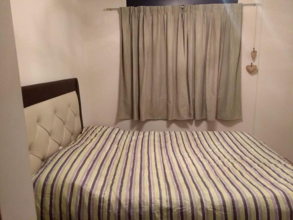 uma cama num quarto com uma janela em Departamento en Nueva Córdoba - Patagonia 7 em Córdoba