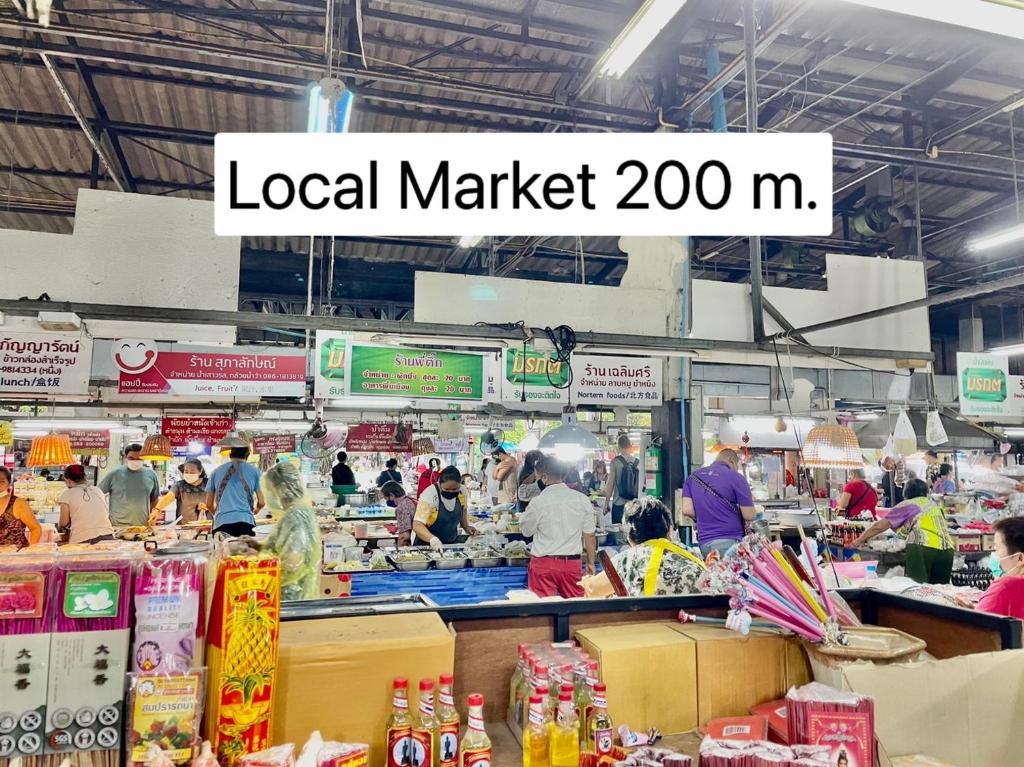Supermarket nebo jiné obchody v  hostelu nebo okolí