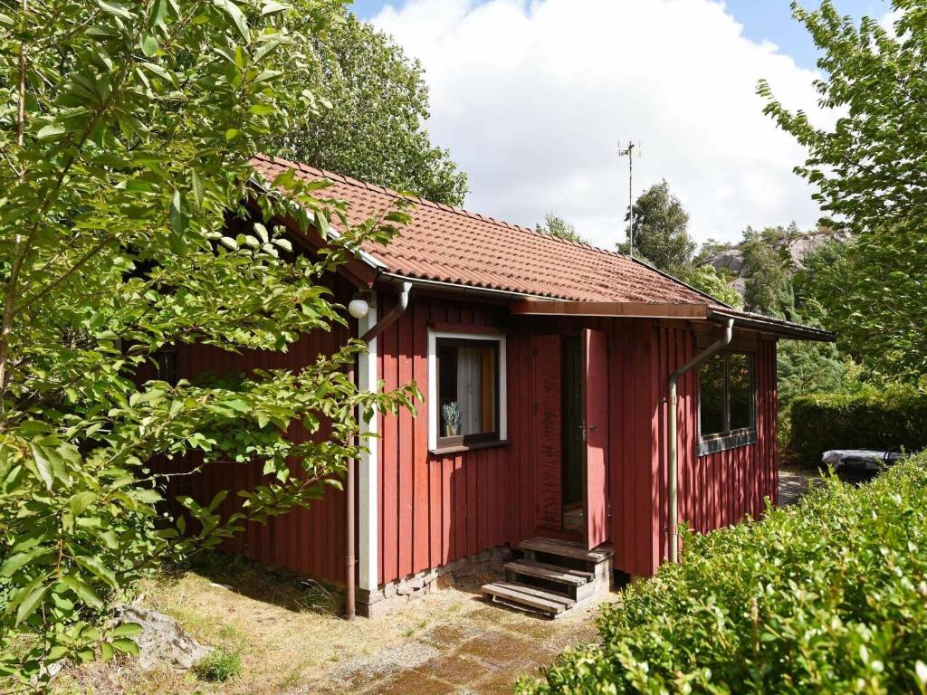 Brastadにある4 person holiday home in Brastadの赤い屋根の小屋