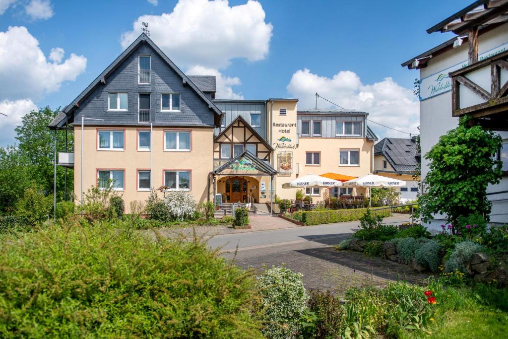 ein großes Gebäude mit schwarzem Dach in der Unterkunft Waldesblick, Hotel-Restaurant in Lahr