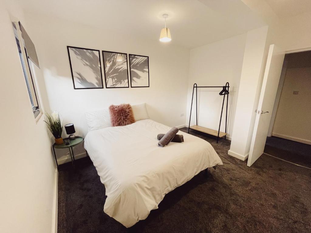 1 Bed New Build Apartment Sleeps 4 Free Parking Close to City Centre, Elswick (updated