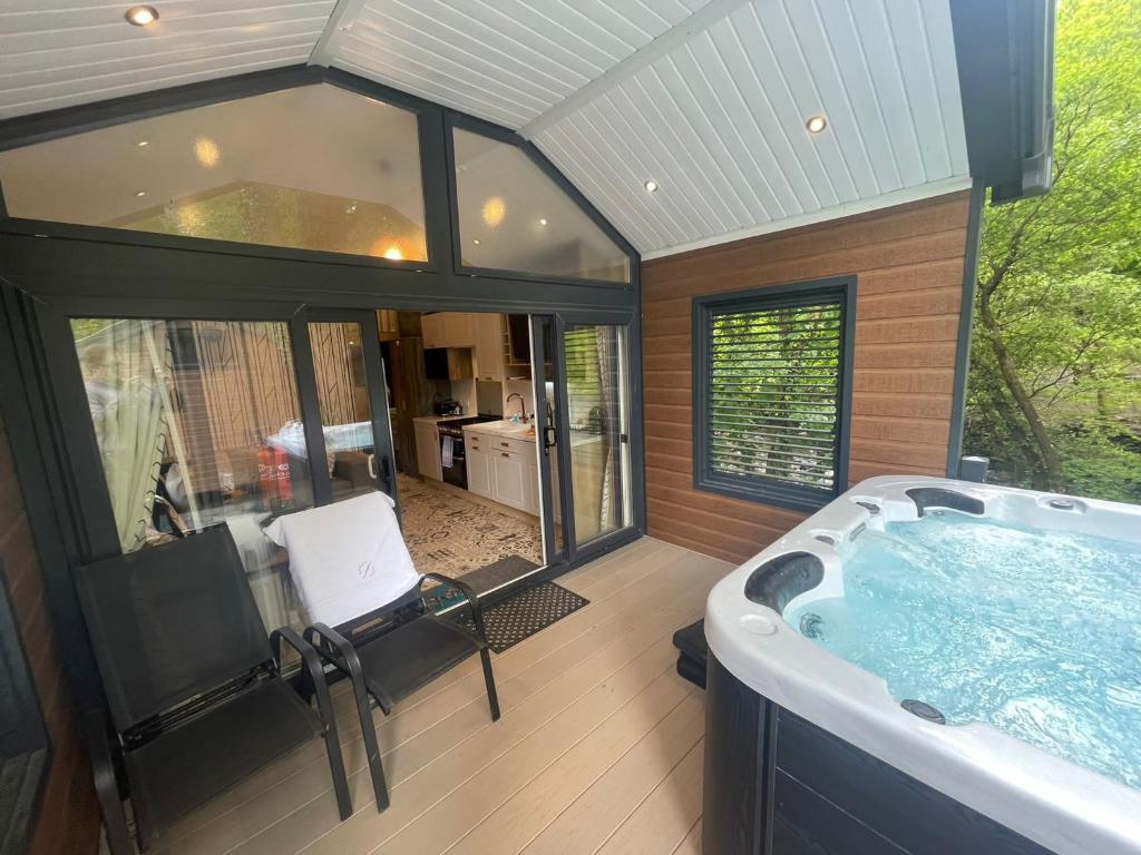 Spa dan/atau pusat kesehatan di P76 - Riverside Family Pod with Hot Tub