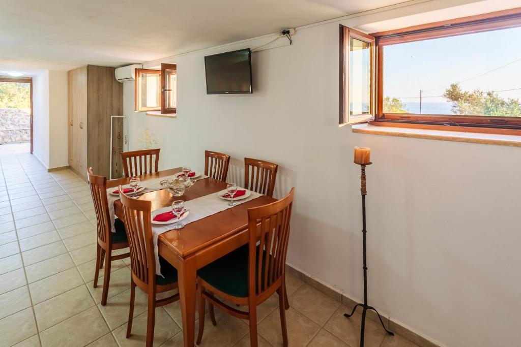 TV a/nebo společenská místnost v ubytování Mani Summer Escape - Spacious Home, Fully equipped