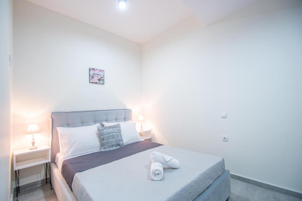 Postel nebo postele na pokoji v ubytování J & A Kandilas Apartment