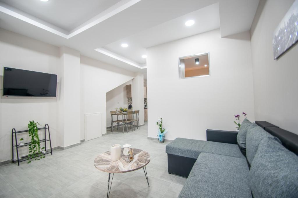TV a/nebo společenská místnost v ubytování J & A Kandilas Apartment