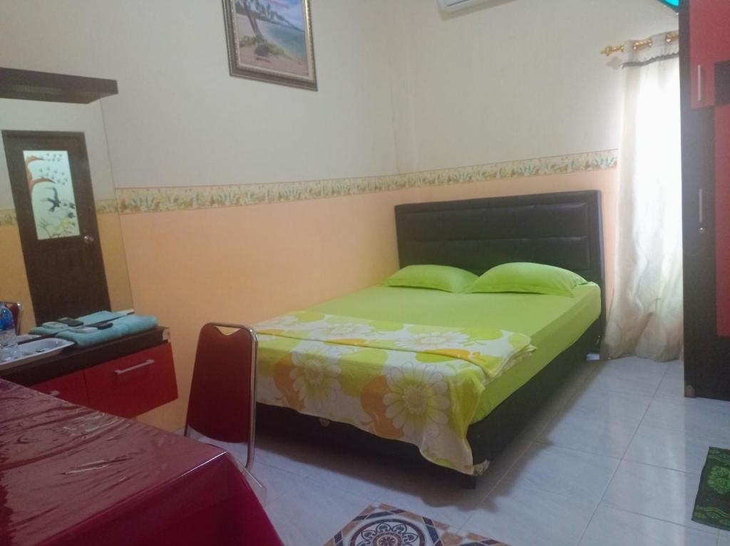 Postel nebo postele na pokoji v ubytování HOTEL NAYORA PRABUMULIH