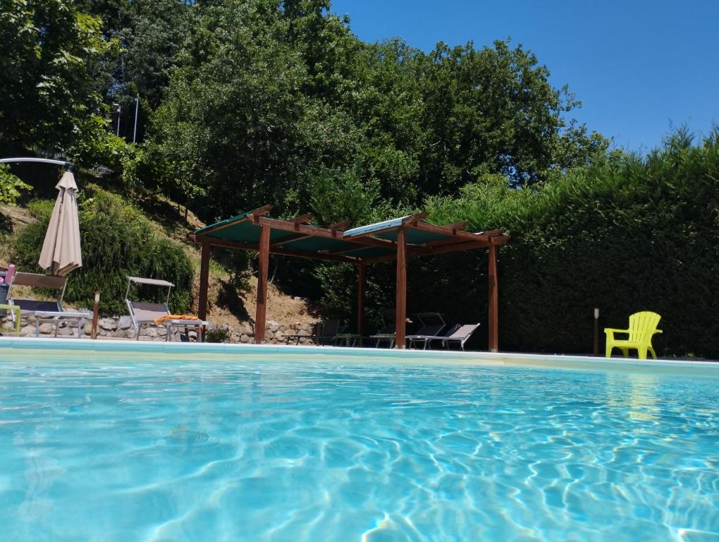 uma piscina com um gazebo e uma piscina em Agriturismo La Turritella em Rende