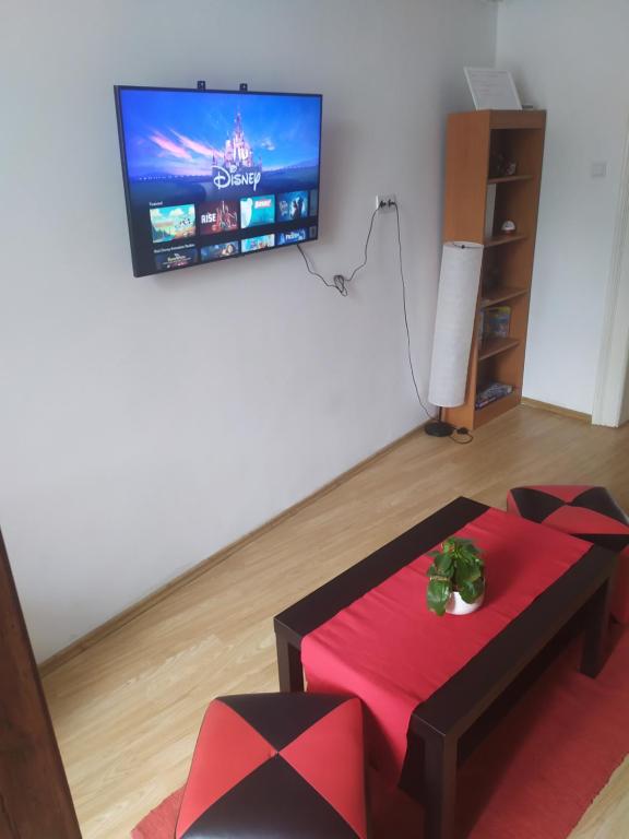 Televízia a/alebo spoločenská miestnosť v ubytovaní Best Neighbour Apartment