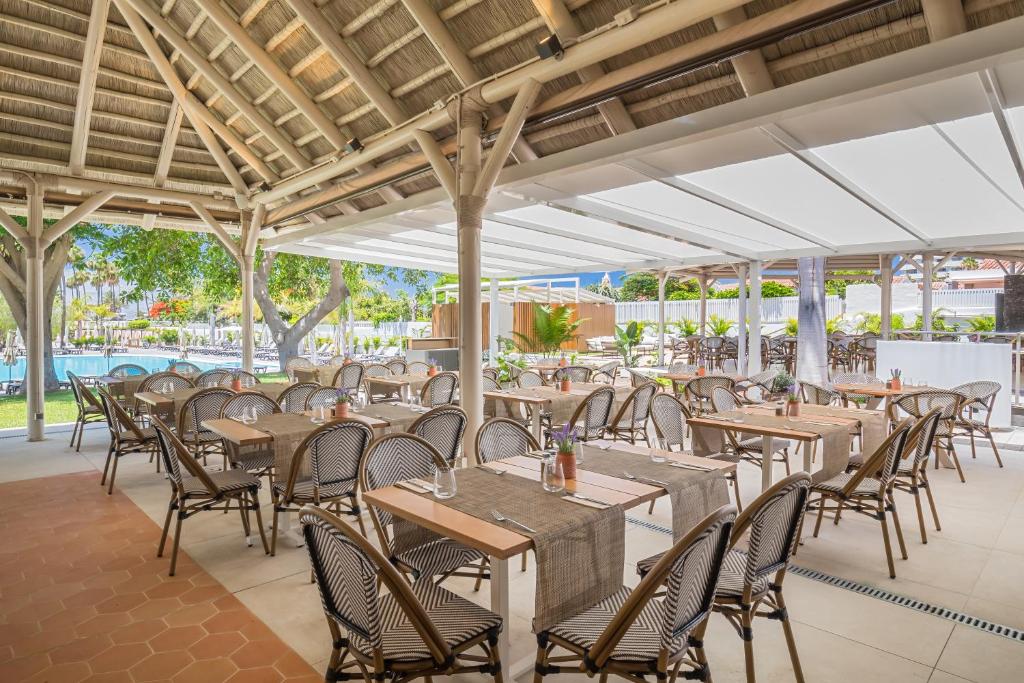 A restaurant or other place to eat at Barceló Margaritas Royal Level Adults Only