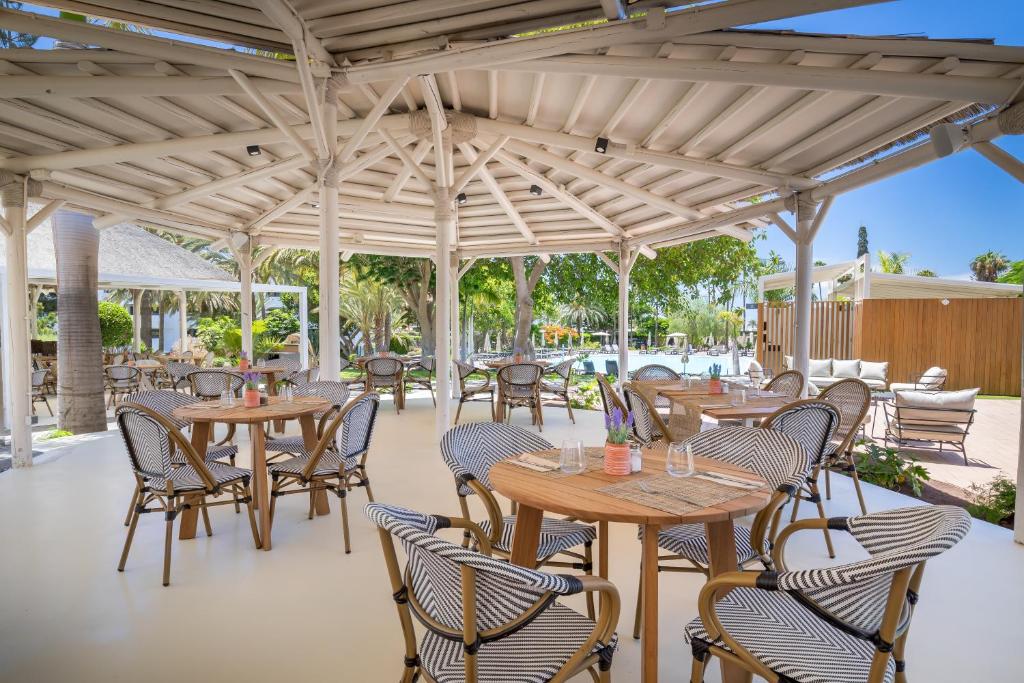 A restaurant or other place to eat at Barceló Margaritas Royal Level Adults Only