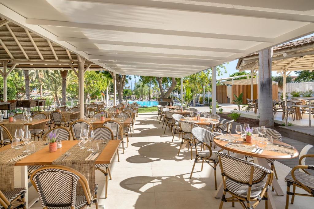 A restaurant or other place to eat at Barceló Margaritas Royal Level Adults Only