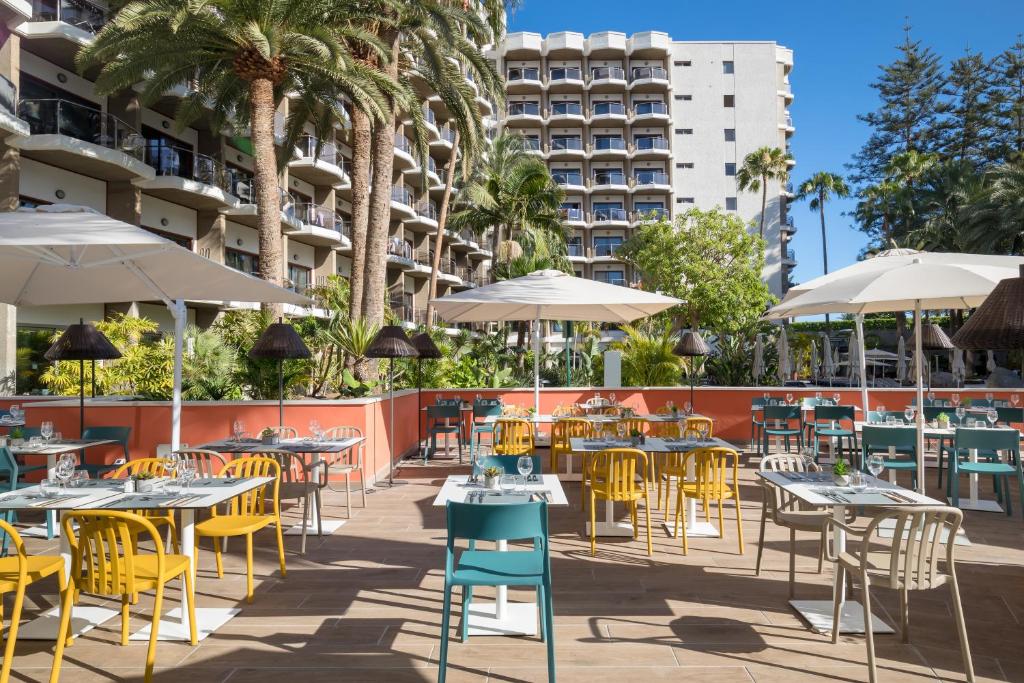 A restaurant or other place to eat at Barceló Margaritas Royal Level Adults Only