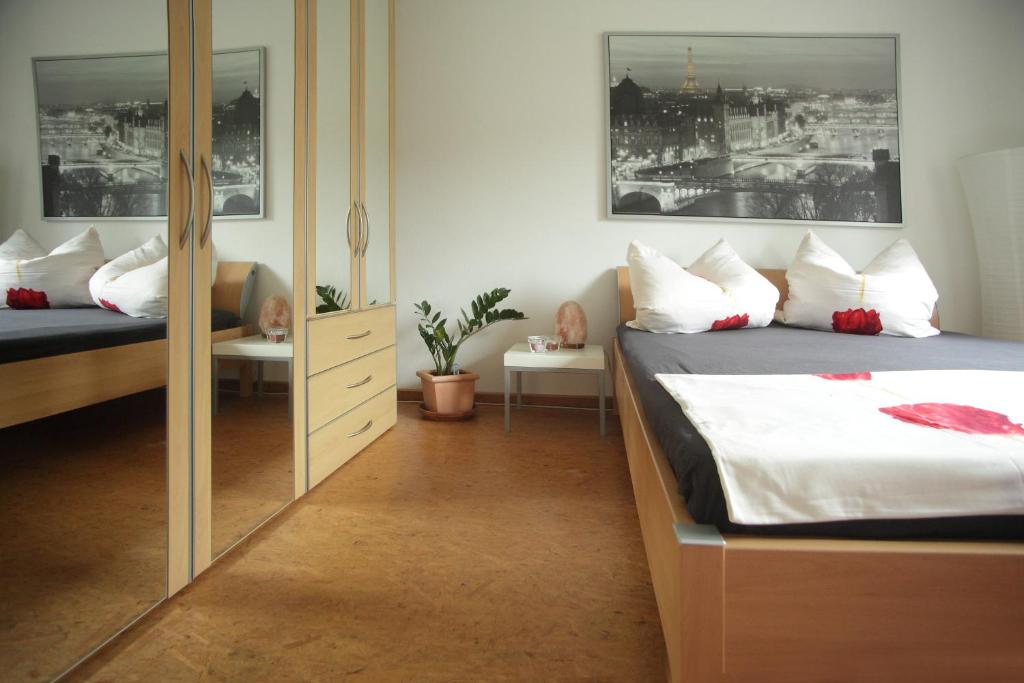 1 Schlafzimmer mit 2 Betten und einem Spiegel in der Unterkunft Ferienwohnung Schwarzwaldblick in Bühlertal