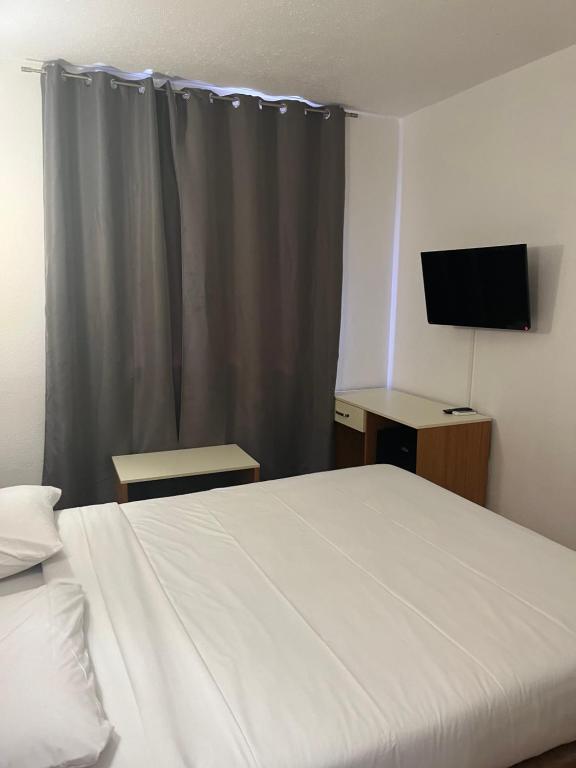 TV a/nebo společenská místnost v ubytování Hotel Aurelia