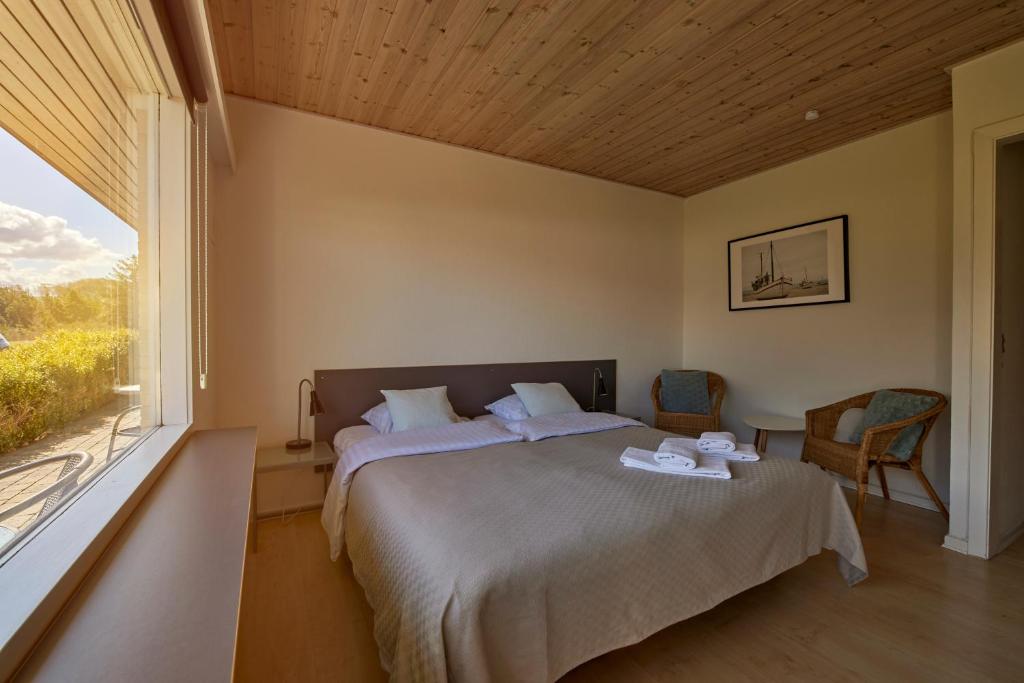 Postel nebo postele na pokoji v ubytování Strandhotel Klitrosen