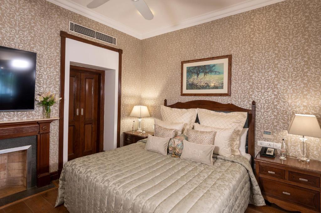 Postel nebo postele na pokoji v ubytování The Claridges Nabha Residence