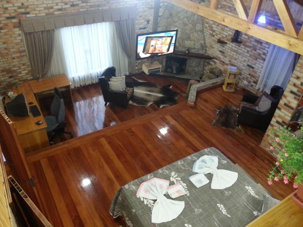 an overhead view of a living room with a television at Casa de Campo - Sítio Nova Levante in Ibicaré