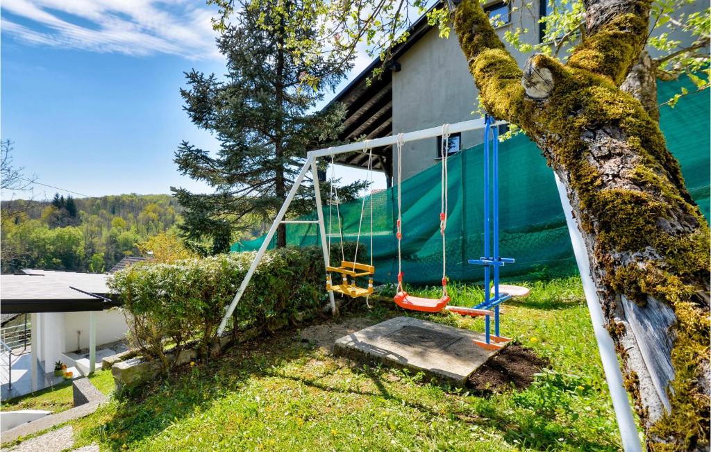 Vonkajšia záhrada v ubytovaní Amazing Home In Donji Zvecaj With Wifi