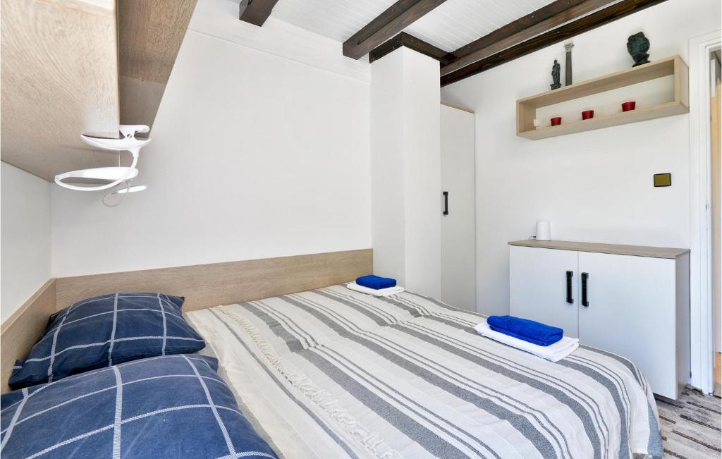 Posteľ alebo postele v izbe v ubytovaní Amazing Home In Donji Zvecaj With Wifi