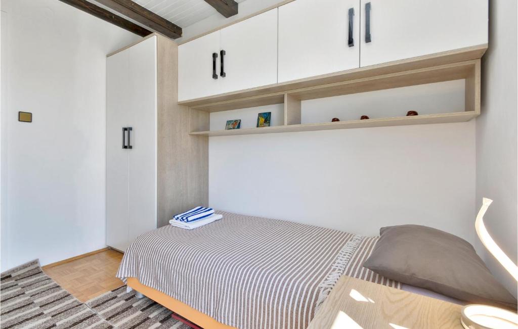 Posteľ alebo postele v izbe v ubytovaní Amazing Home In Donji Zvecaj With Wifi