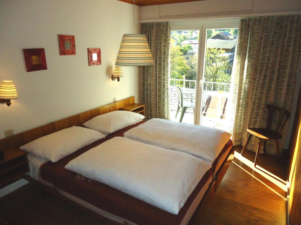 奧西埃的住宿－戴爾聯合酒店，酒店客房设有一张床和一个阳台。