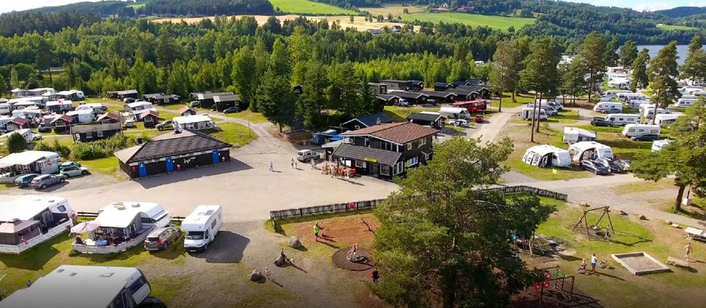 una vista aérea de un aparcamiento con vehículos estacionados en Sveastranda Camping, en Gullor