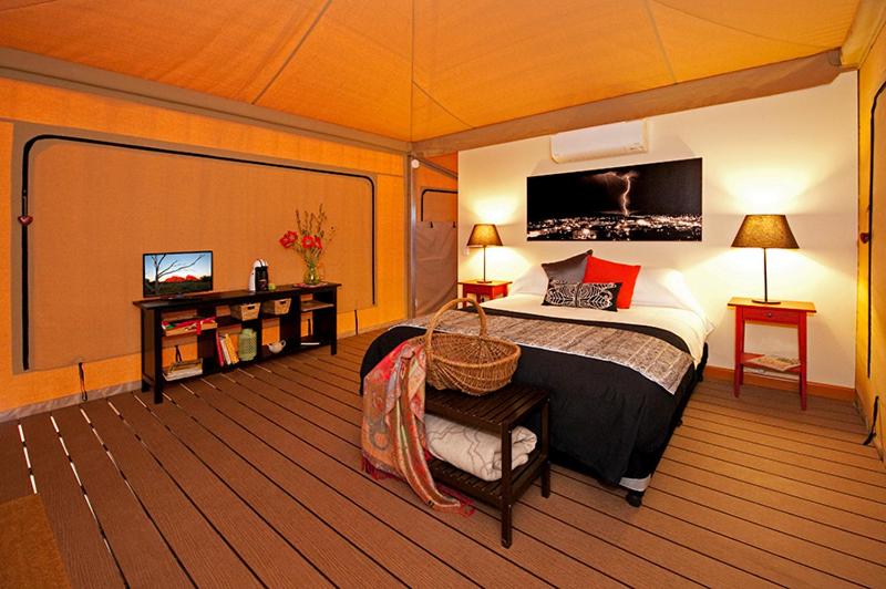 TV a/nebo společenská místnost v ubytování Squeakywindmill Boutique Tent B&B