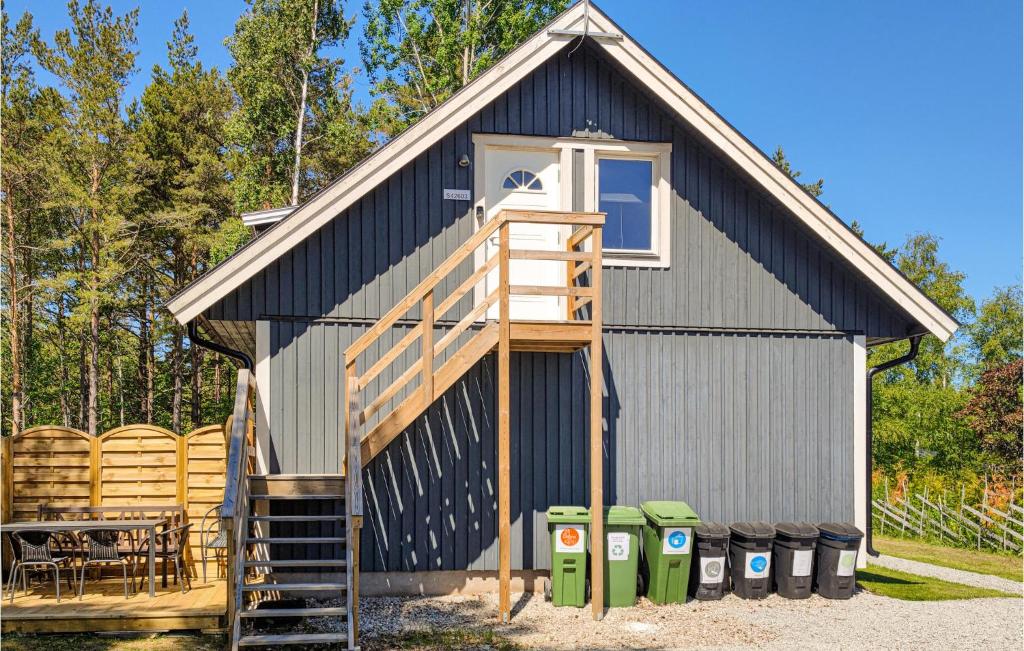 VästergarnにあるBeautiful Apartment In Gotlands Tofta With 3 Bedroomsのはしごとゴミ箱のある小さな家