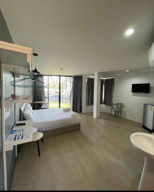 Postel nebo postele na pokoji v ubytování Phuket Muay Thai Hotel Rawai Beach