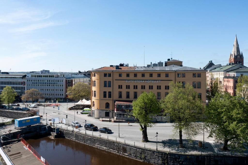 - une vue sur une ville avec une rivière et des bâtiments dans l'établissement Elite Stora Hotellet Örebro, à Örebro