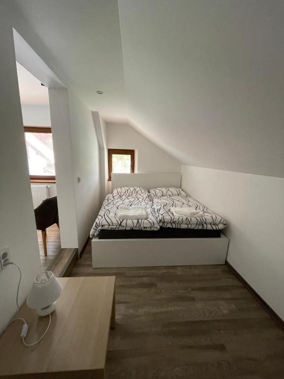 Postel nebo postele na pokoji v ubytování Wellness pobyt v Pekle