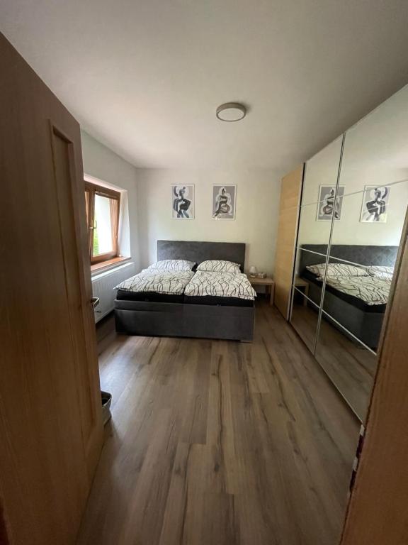 Postel nebo postele na pokoji v ubytování Wellness pobyt v Pekle