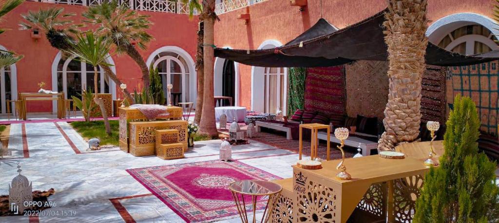 - un bâtiment doté d'une terrasse avec une table et une tente dans l'établissement Hotel Al Massira, à Laâyoune