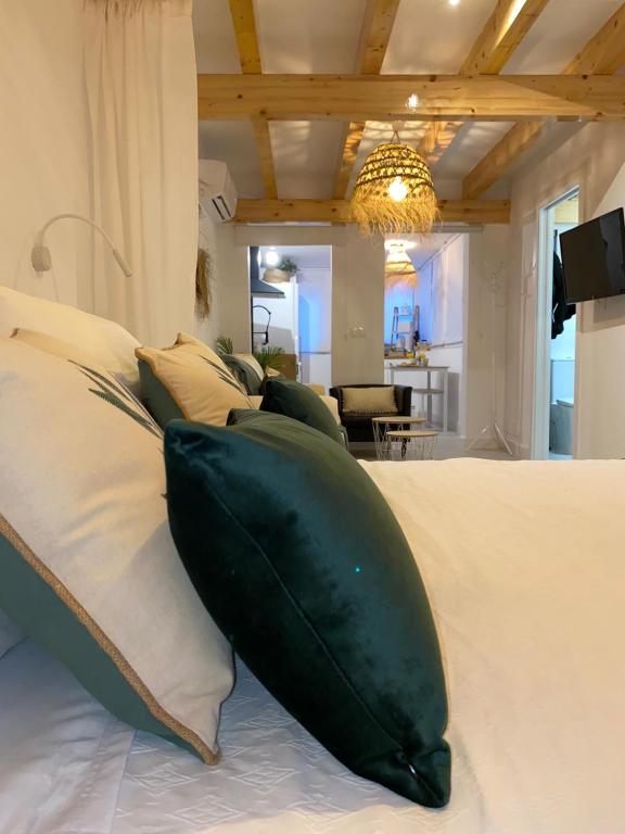 A bed or beds in a room at Beach and Sun - Paseo Marítimo -Playa
