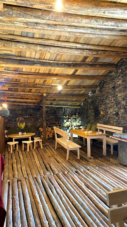 Restaurace v ubytování Ushguli 12 CENTURY