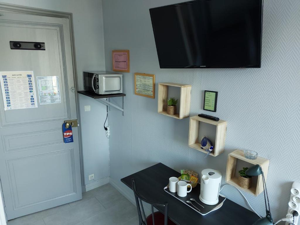Kuchyň nebo kuchyňský kout v ubytování Hotel De La Paix