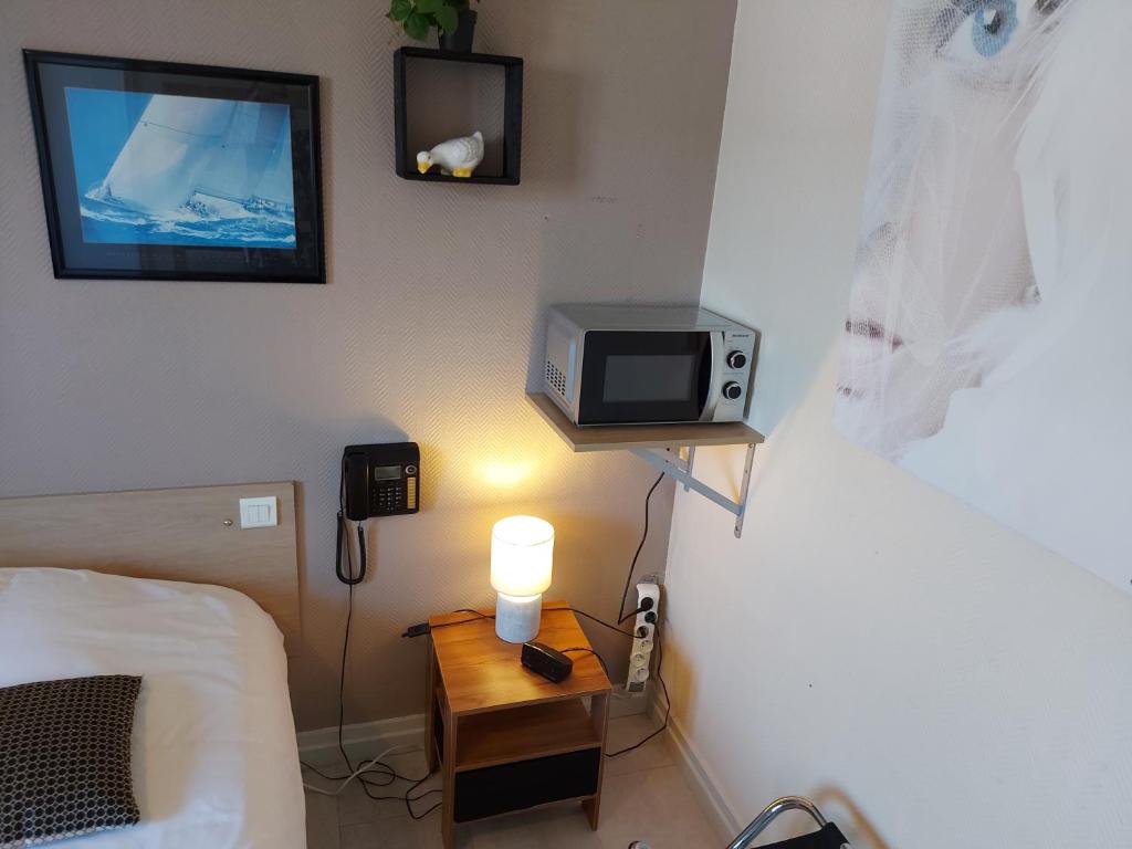 Postel nebo postele na pokoji v ubytování Hotel De La Paix