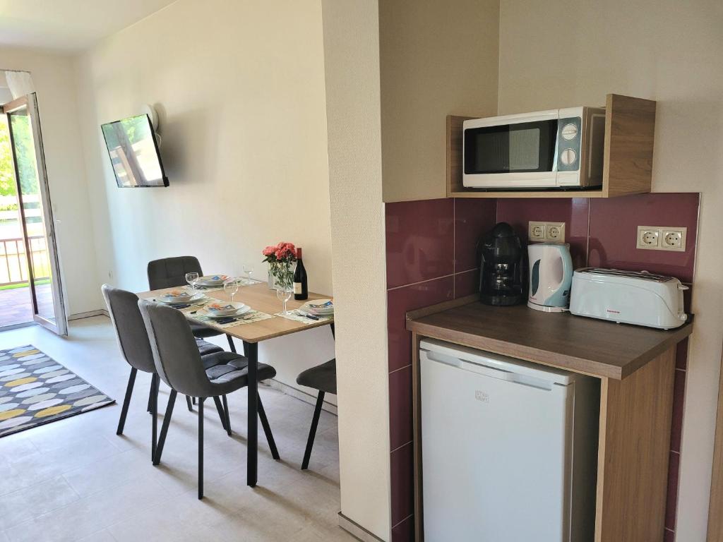 A kitchen or kitchenette at Silver Lodge Vendégház Egerszalók