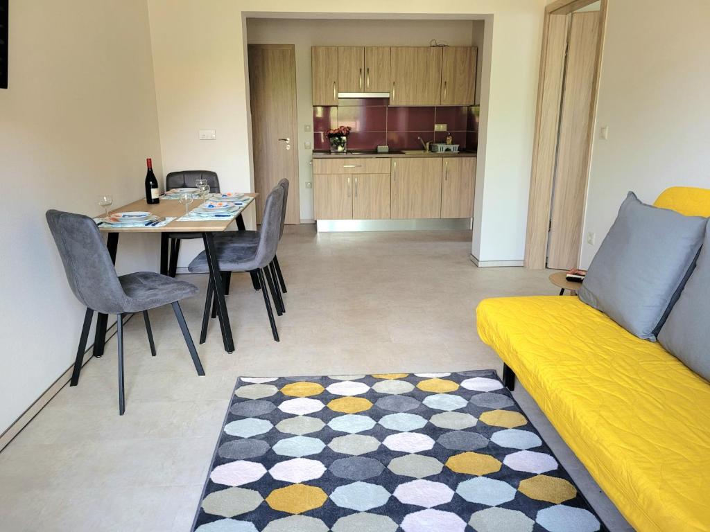 A kitchen or kitchenette at Silver Lodge Vendégház Egerszalók