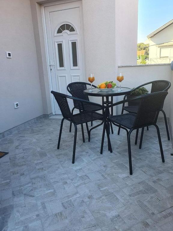 Patio alebo iná vonkajšia časť ubytovania Apartments MENA
