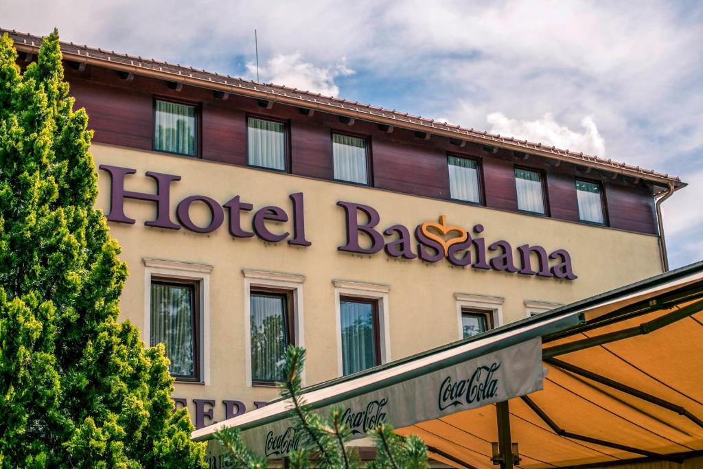 un panneau hôtel bosnia sur le côté d'un bâtiment dans l'établissement Bassiana Hotel es Etterem, à Sárvár